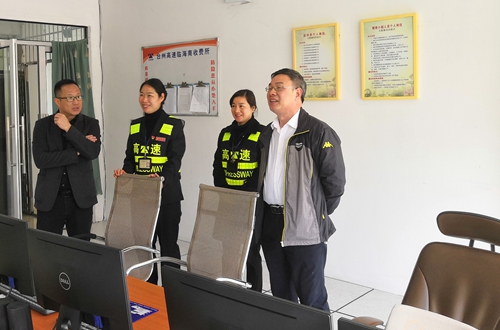 3 陳文波在臨海南監(jiān)控室察看收費員工作情況_副本.jpg